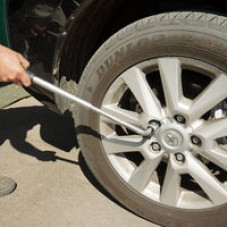 Teleskopski vzvod za kolesa vozil